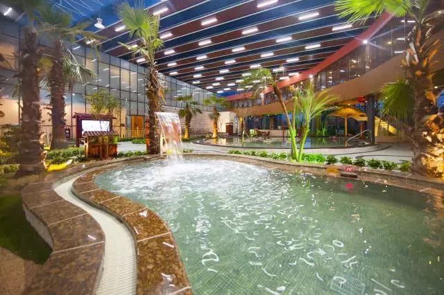 青岛冬天旅游攻略2-3天雪地温泉,青岛海边春节旅游路线攻略