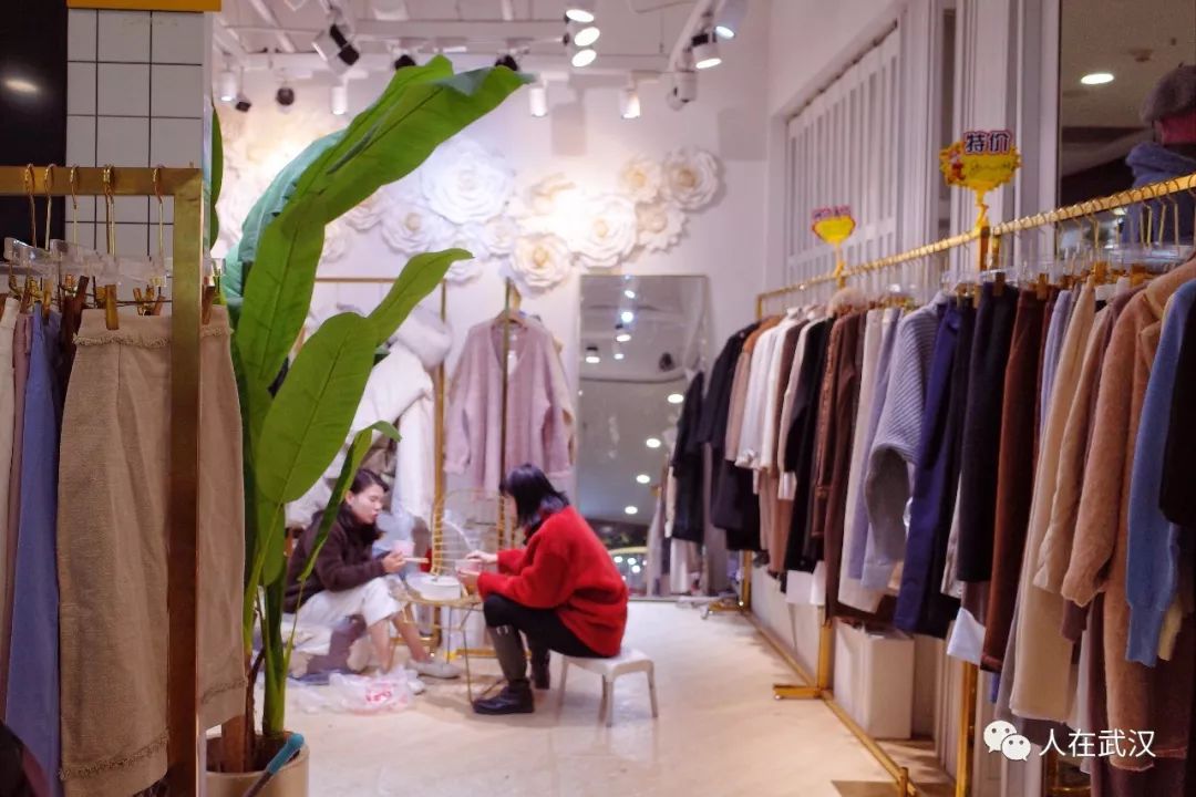 汉正街品牌服饰清仓休闲套装,武汉汉正街鞋子批发市场清仓处理