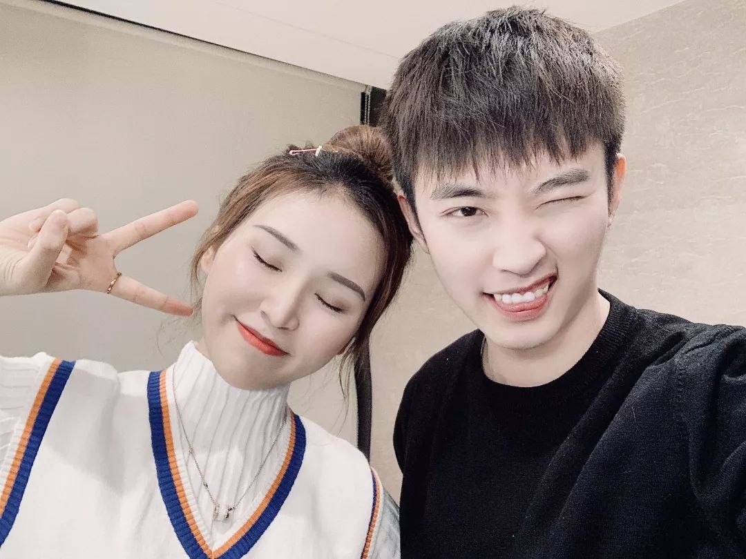 情侣装这么穿回头率绝对200%,与闺蜜男朋友穿情侣装