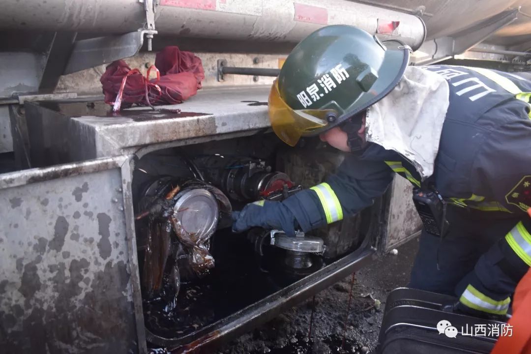 高速槽罐车泄漏消防员牺牲,汽油罐车侧翻泄漏消防员及时处置