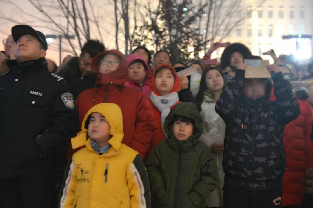 正月十五烟花秀人山人海,正月十五烟花秀人山人海太热闹了