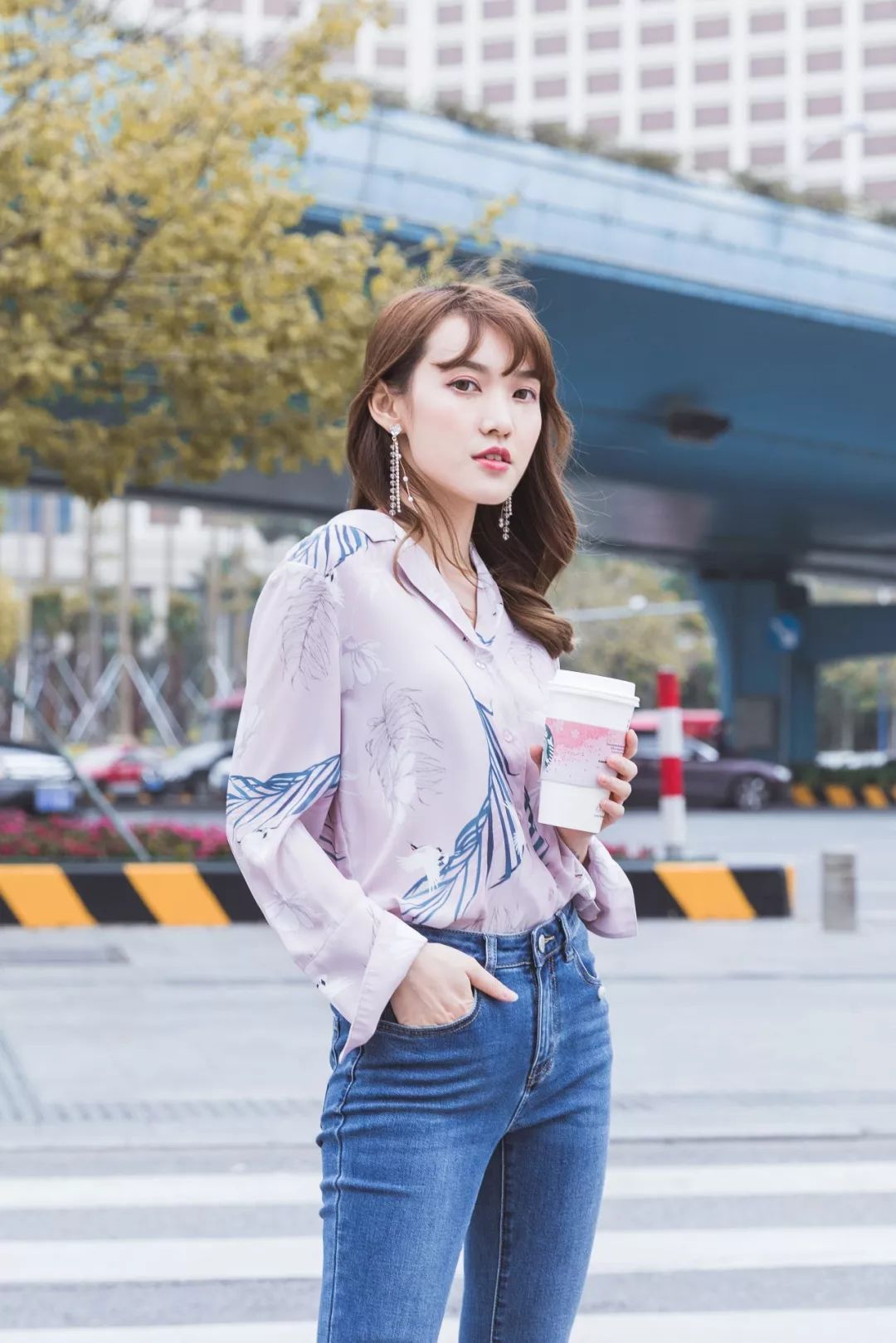 发型妆容与穿搭 (妆容发型和穿搭都是关键)