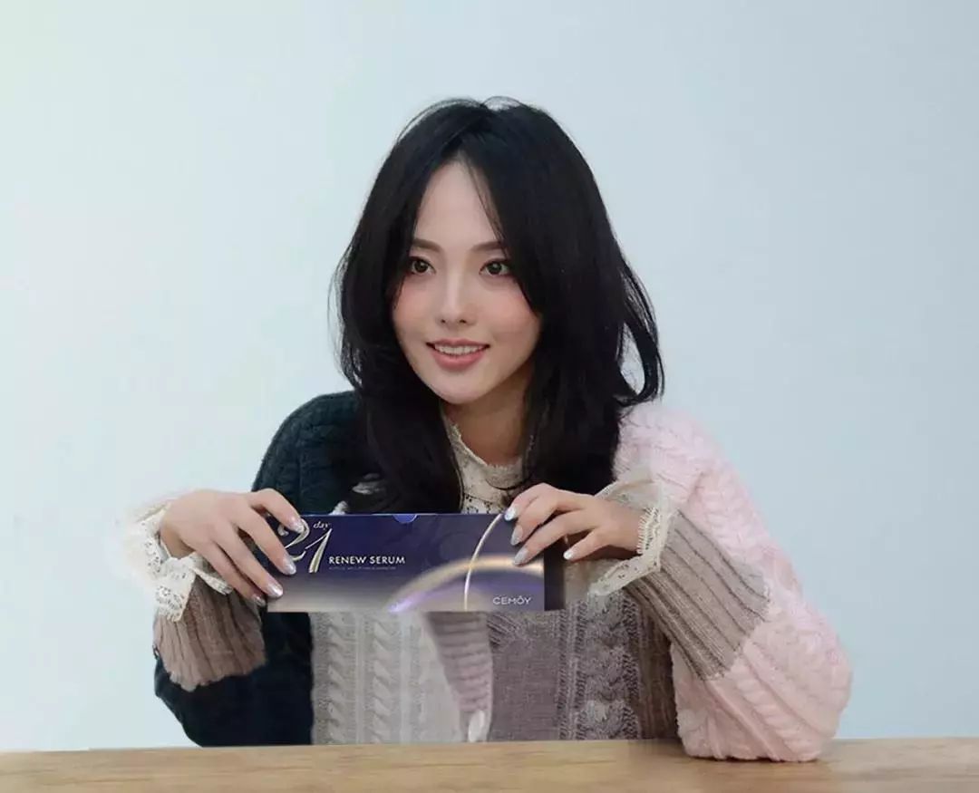 张嘉倪同款月光宝盒精华液,张嘉倪给人涂保湿美白精华液