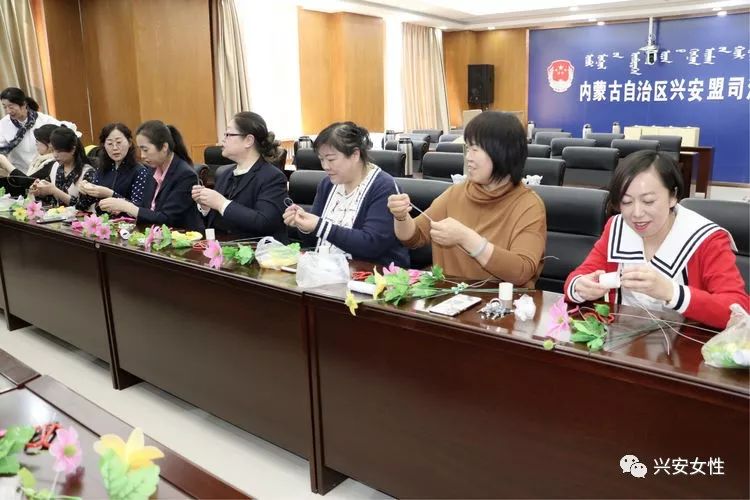 兴安盟司法局机关妇委会举办纪念“三八”国际劳动妇女节109周年插花艺术培训班