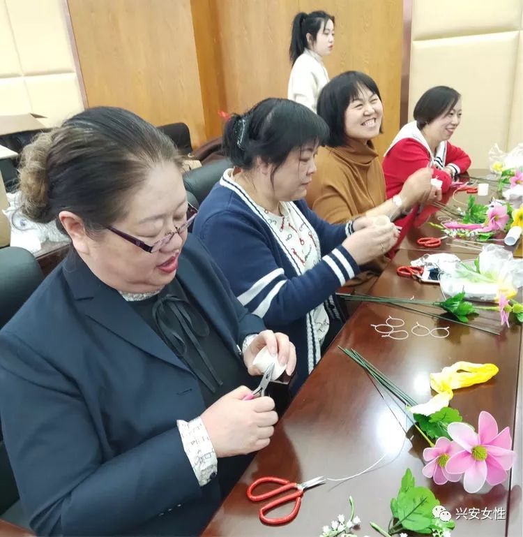 兴安盟司法局机关妇委会举办纪念“三八”国际劳动妇女节109周年插花艺术培训班