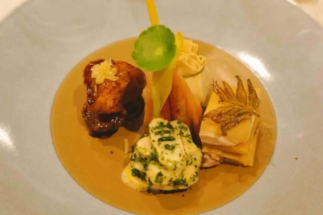 一向以“好吃”出名的凯悦，这次带我把人间三月的春天都吃进了嘴里