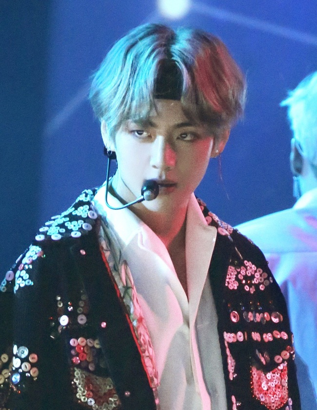 190318北美媒体极力称赞V“天生SuperStar”的才能外貌明星气质