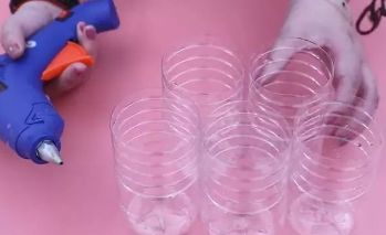 5个瓶子可以叠在一起,把4个塑料瓶粘一起