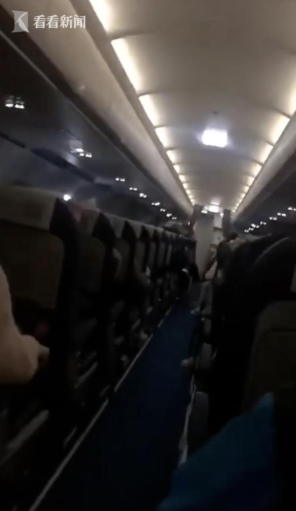 航班无法降落乘客“直播”惊魂一刻航空公司：返航是明智的！