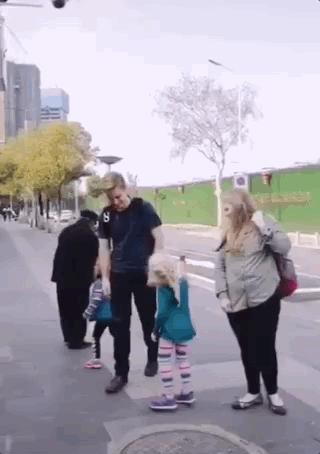 3岁女儿*拍偷**照流出，微信群全炸了：你怎么把孩子教成这样了？！