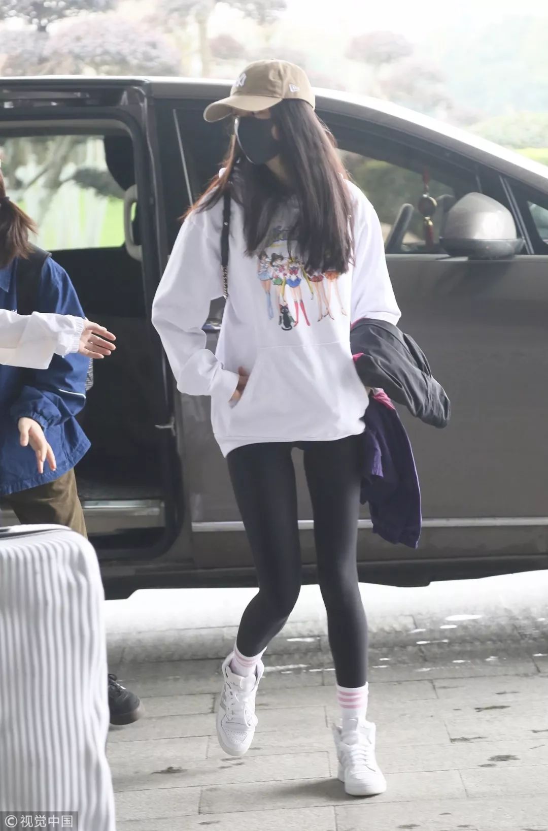 最新时尚穿搭街拍,换季不吃土旧衣穿出新时髦感