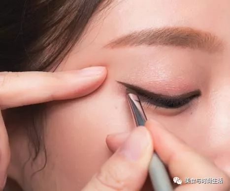 温柔又元气的杏粉色妆容,粉色系光泽感妆容