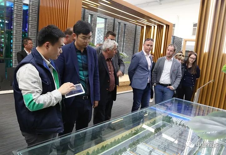 热烈欢迎斯洛伐克商务代表团来我区访问——我区举行中斯企业合作洽谈会