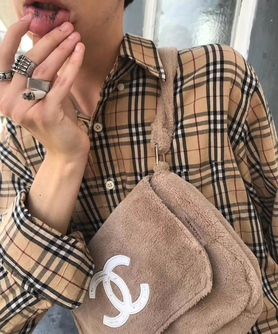 女生买假名牌,买假名牌的女孩