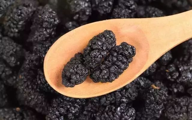 野外发现的桑葚可以直接吃吗,树上摘的桑葚能不能吃