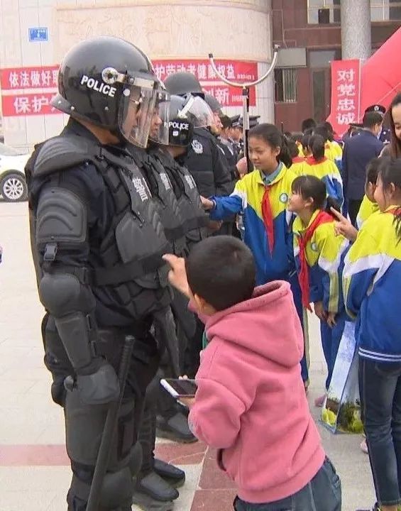 县公安局举办警营开放日活动,热血筑梦铭记警魂警营开放日活动