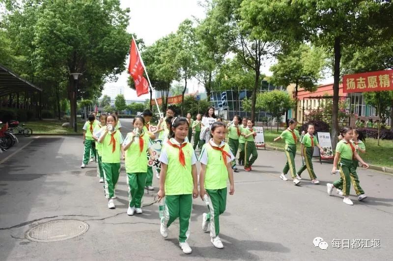 都江堰市“zhì在社区·文明共享”青少年主题社会实践活动启动啦！