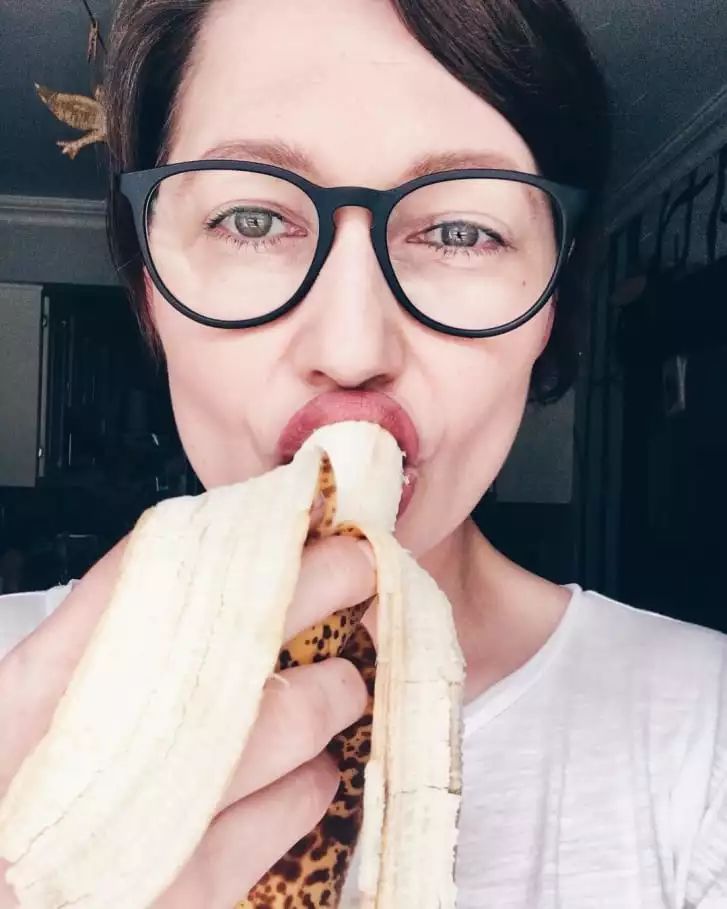 波兰人纷纷开始“吃香蕉”？原因与一件争议性艺术品有关...