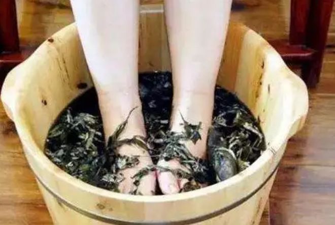 秋冬泡脚加点它,天冷了用这种方法泡脚更有利健康