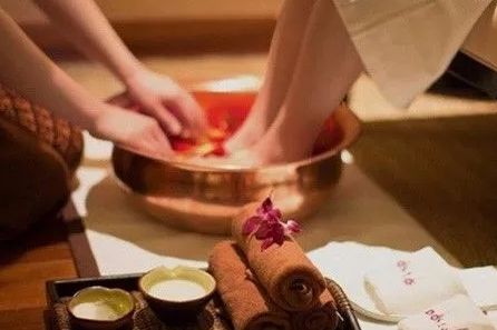 秋冬泡脚加点它,天冷了用这种方法泡脚更有利健康