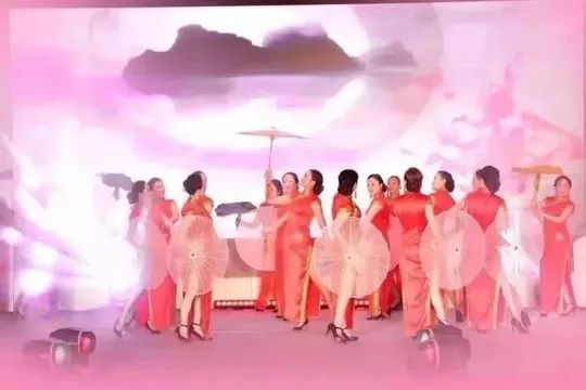 观赏川剧,采摘桑葚和观看马戏表演