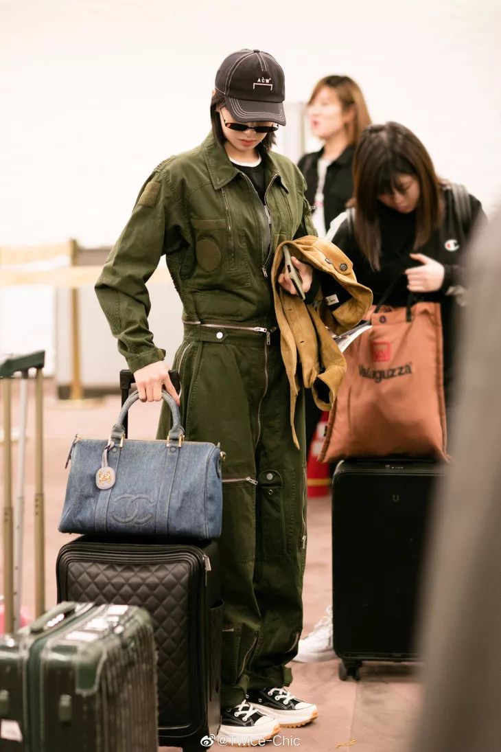 寰嬫斂淇忎匠浜篴j,寰嬫斂淇忎匠浜洪噷闈㈢殑elle