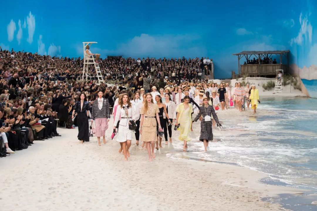 乘坐“香奈儿列车”度假，你遇见了谁？