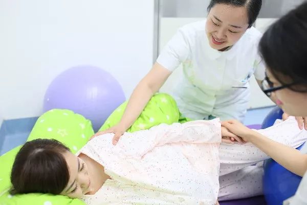 什么情况？遂宁这家医院竟敢把生娃过程搬上舞台