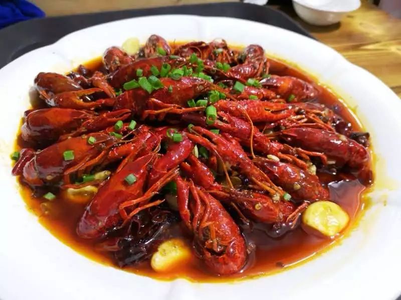 狂舔手指不能停！簋街仔仔小龙虾超值抢购来啦！仅66元抢原价150元给力虾双人套餐！满分的味道，极致的享受！快来pick一下！