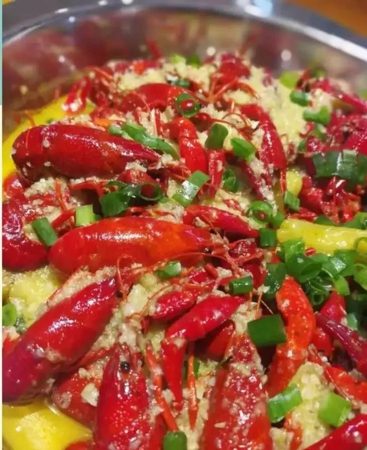 狂舔手指不能停！簋街仔仔小龙虾超值抢购来啦！仅66元抢原价150元给力虾双人套餐！满分的味道，极致的享受！快来pick一下！