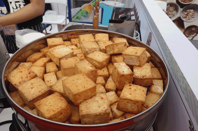 人从众上海外滩人山人海,人从众人山人海