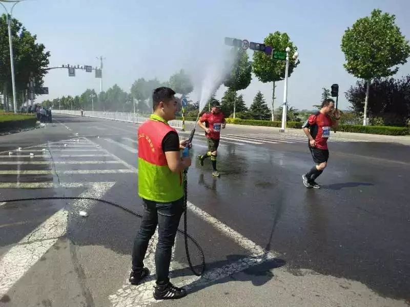 为爱奔跑志愿者不惜劳累,为爱奔跑爱心奉献