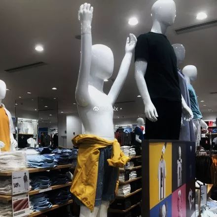 优衣库疯抢事件,优衣库被抢场面