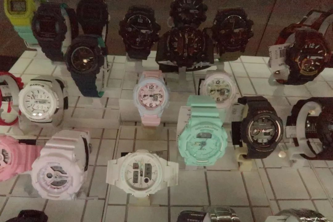 年轻姑娘霸占试衣间2小时，却只挑店里最丑的衣服试穿，还发朋友圈......