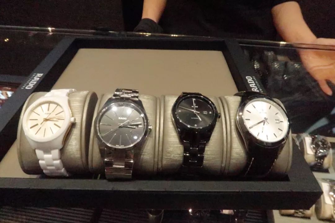 年轻姑娘霸占试衣间2小时，却只挑店里最丑的衣服试穿，还发朋友圈......