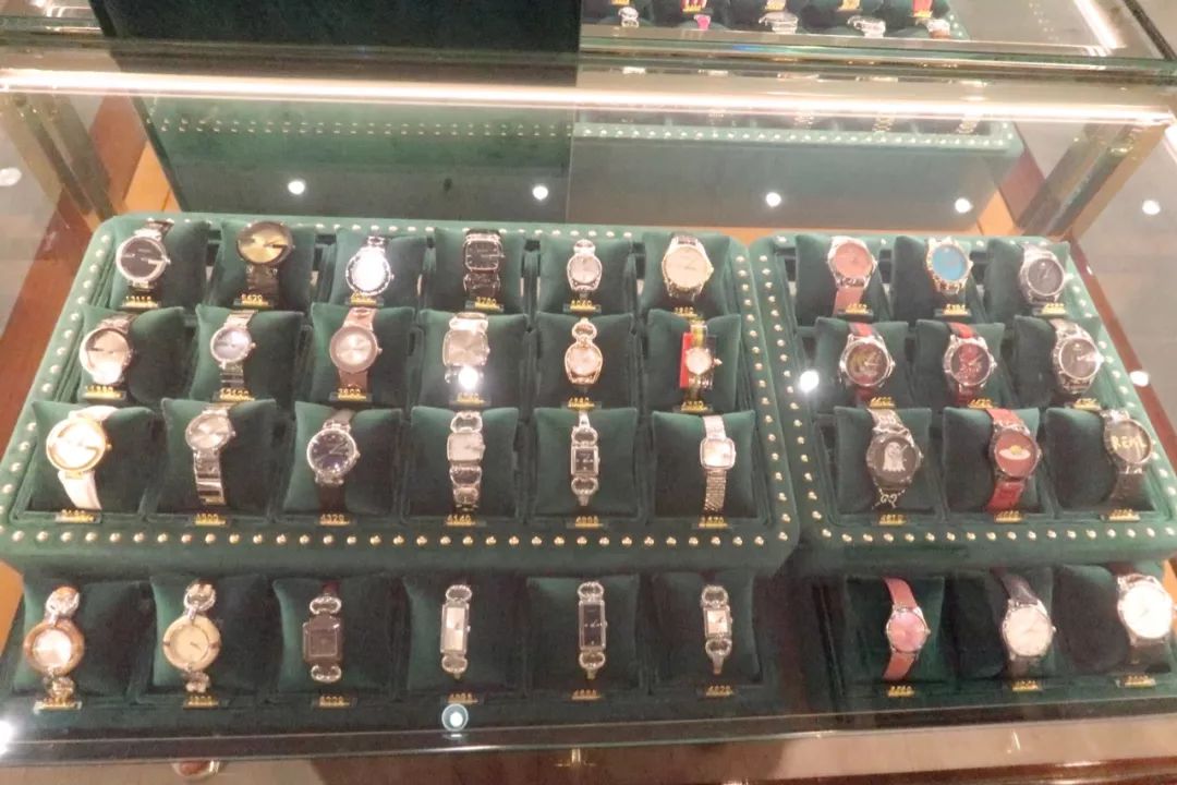 年轻姑娘霸占试衣间2小时，却只挑店里最丑的衣服试穿，还发朋友圈......