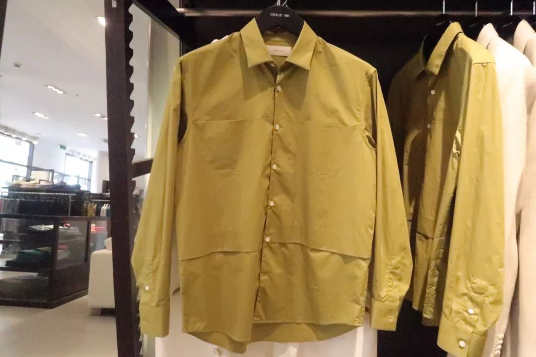 年轻姑娘霸占试衣间2小时，却只挑店里最丑的衣服试穿，还发朋友圈......