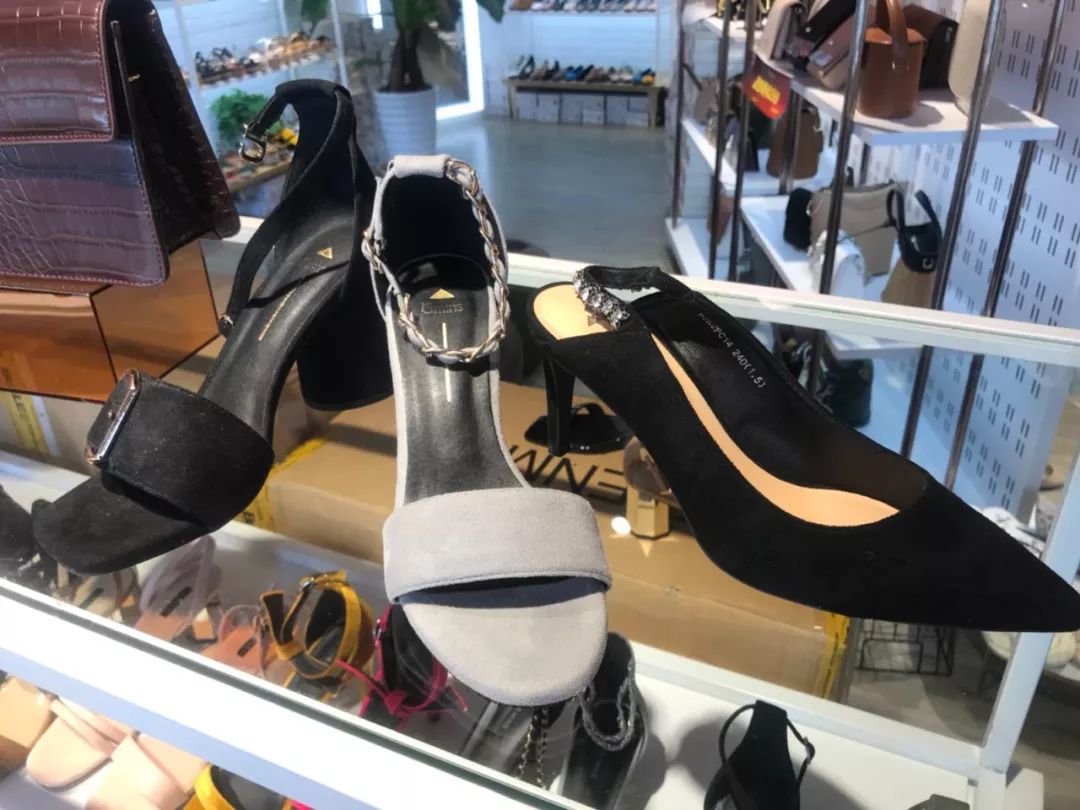 年轻姑娘霸占试衣间2小时，却只挑店里最丑的衣服试穿，还发朋友圈......