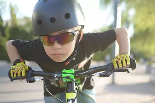 陪孩子做作业又气又笑,教孩子做作业气得心肌梗死