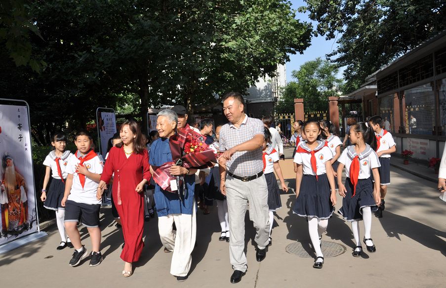 裴艳玲一行“六一”前走进校园助力金地小学首届戏曲节