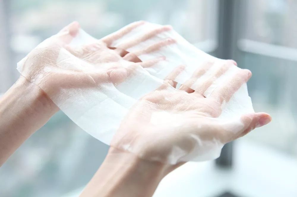 51岁“人间*物尤**”一夜爆红！看完她这张图，200w网友惊呼：我又恋爱了