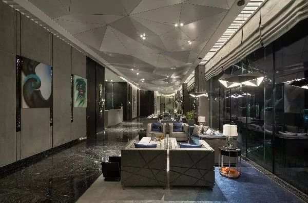 走南闯北头一遭|睡进国际汽联二级赛车场是怎样一种体验？