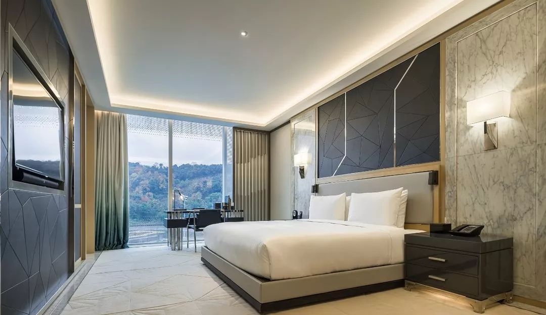 走南闯北头一遭|睡进国际汽联二级赛车场是怎样一种体验？