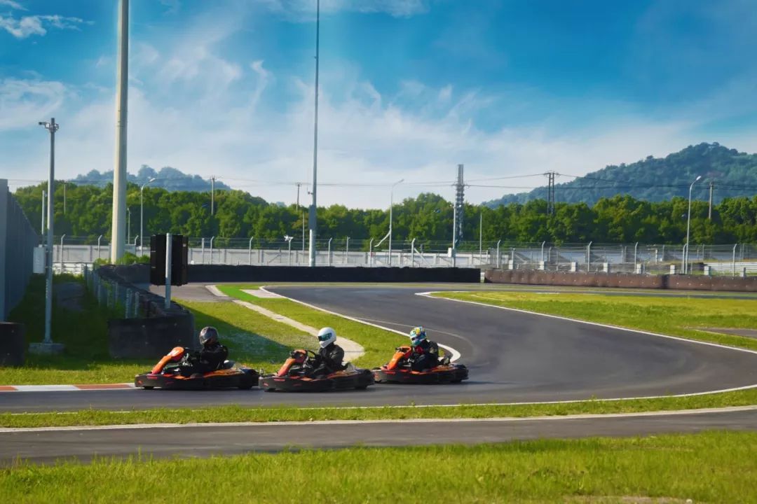 走南闯北头一遭|睡进国际汽联二级赛车场是怎样一种体验？