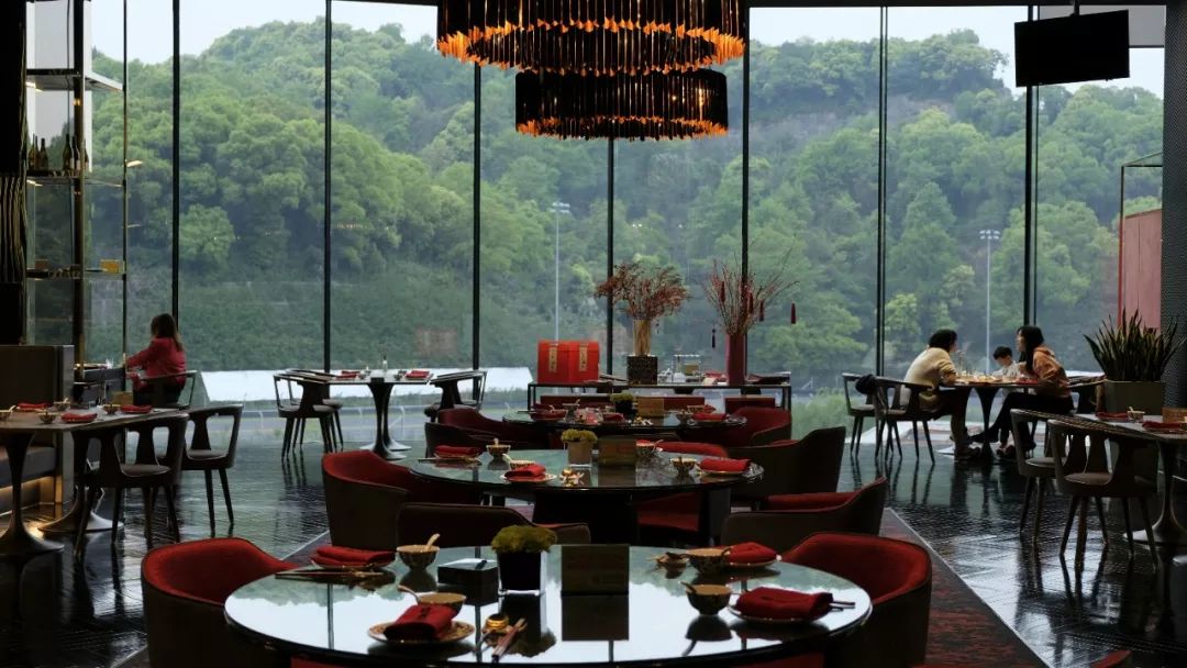 走南闯北头一遭|睡进国际汽联二级赛车场是怎样一种体验？