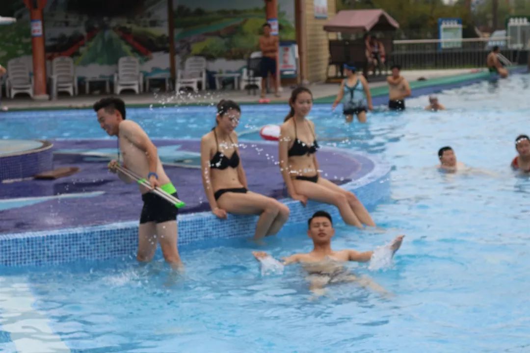 沙滩篝火啤酒狂欢,海边篝火夜晚狂欢