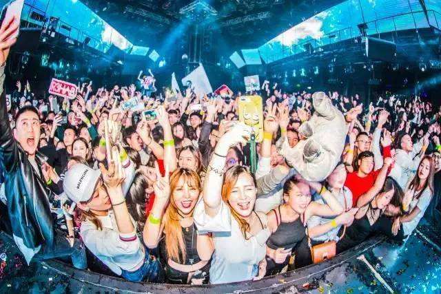 电击你的小心室~电音泳池派对，拉开交广狂欢泼水节序幕