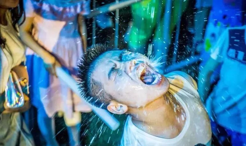 电击你的小心室~电音泳池派对，拉开交广狂欢泼水节序幕