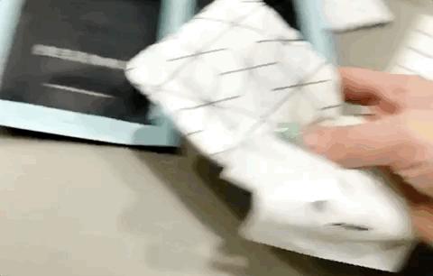 自拍照曝光秘密婚事，精明小心思被眼尖网友抓包