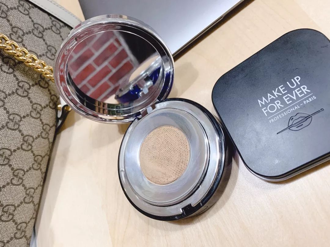 自拍照曝光秘密婚事，精明小心思被眼尖网友抓包